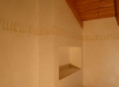 Volimea Kalkmarmor-Putz mit aufgeputzter Borte und Veredelung mit Goldlasur 3.jpg