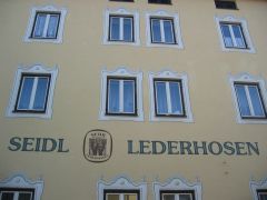 Lueftlmalerei und Fassadenbeschriftung.jpg